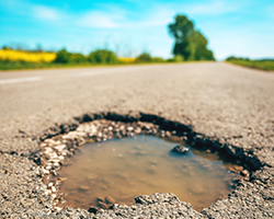 Enrobé à froid : outil indispensable pour garantir la durabilité des marquages